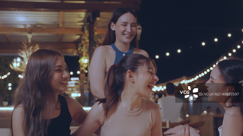 朋友屋顶生日派对唱歌吹蜡烛图片素材