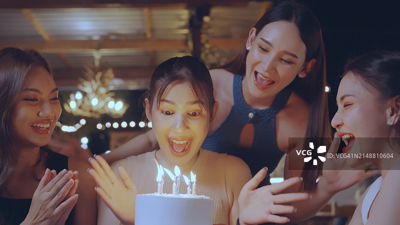 朋友屋顶生日派对唱歌吹蜡烛图片素材