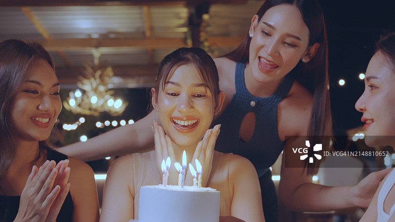 朋友屋顶生日派对唱歌吹蜡烛图片素材