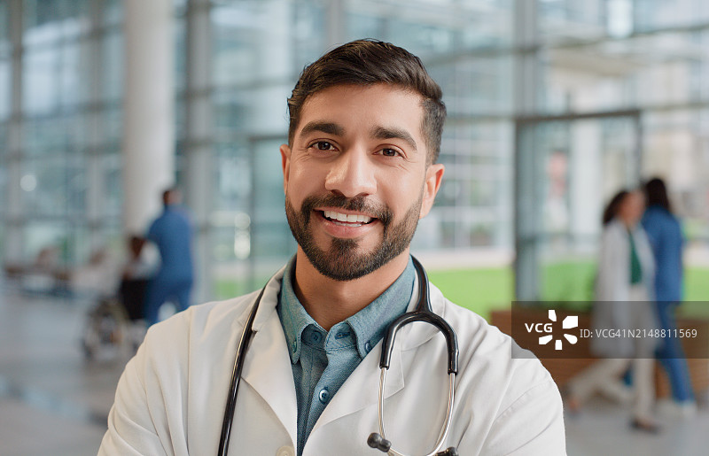 医院里的男人、护士和快乐的学生，作为全科医生提供医疗保健。男性或医生在诊所进行培训，学习医疗技能以提供咨询图片素材