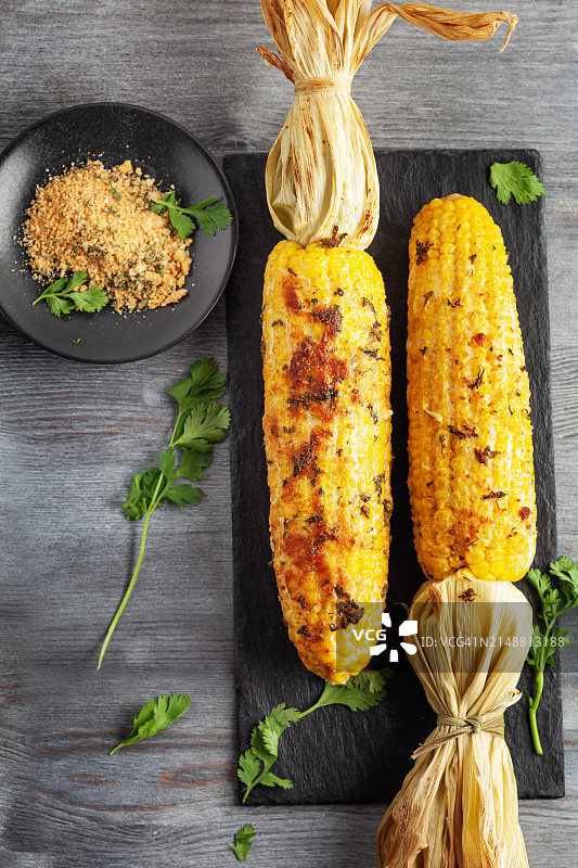 烤玉米棒加香草奶酪图片素材
