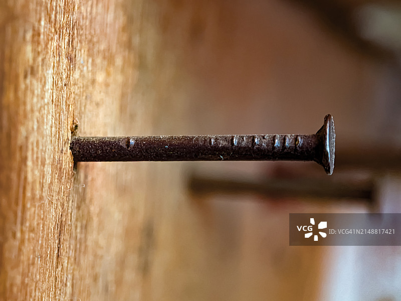 木头上的钉子图片素材