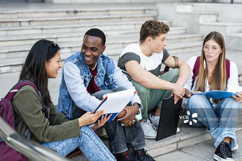 大学生在楼梯上一起复习备考——团队合作图片素材