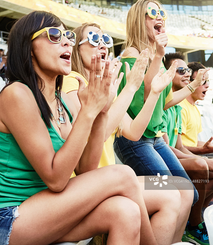 体育迷：快乐的足球支持者对体育场内的比赛做出反应图片素材