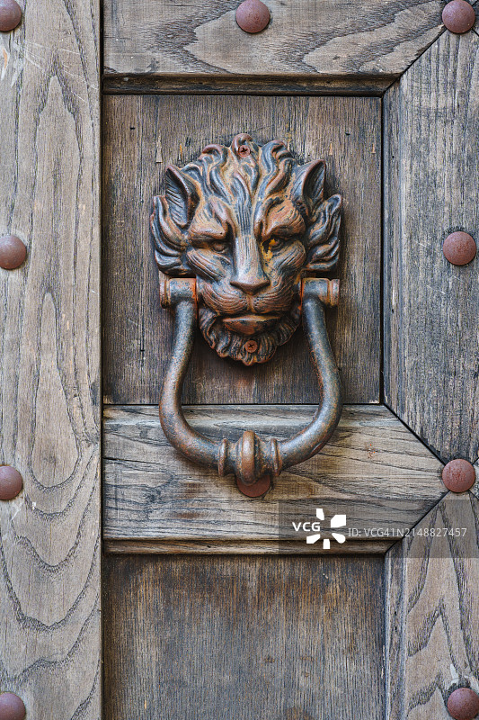 黑色木门上的狮子头门把手图片素材