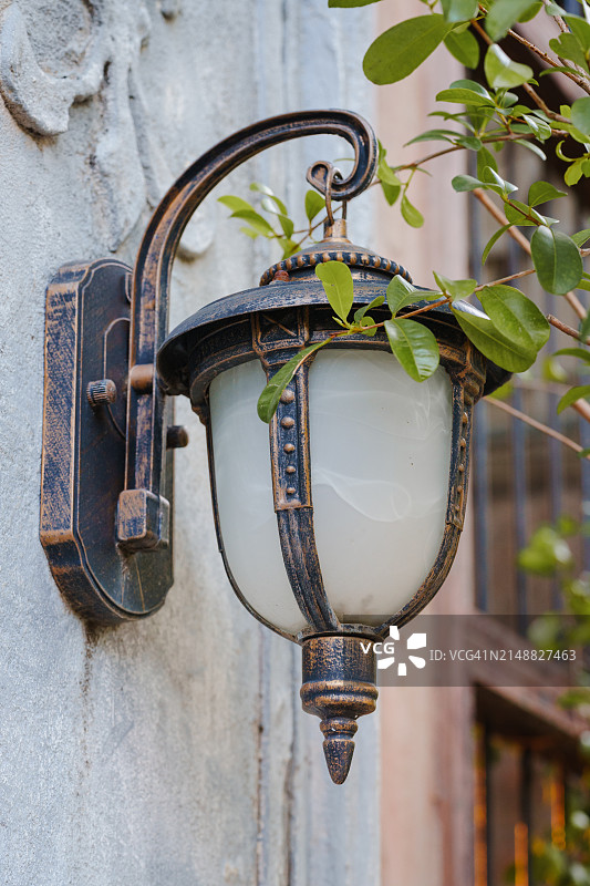 墙上的旧灯笼图片素材