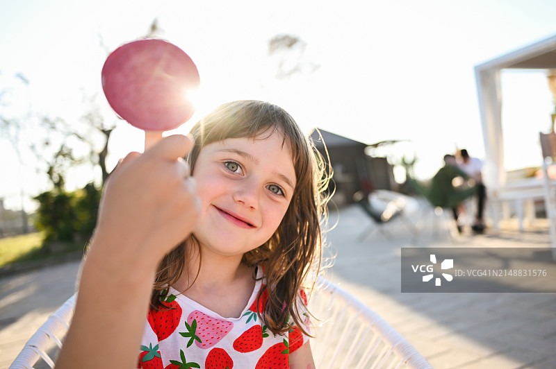 拿着冰淇淋的快乐女孩的肖像图片素材