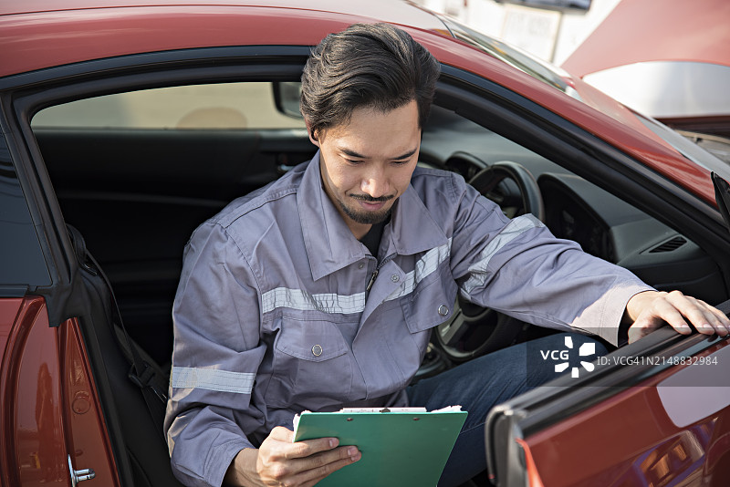 汽车修理工正在检查汽车状况图片素材