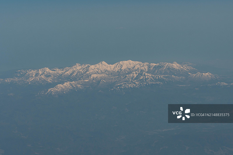 从飞机上俯瞰日本新泻县和长野县的妙高户隐连山图片素材