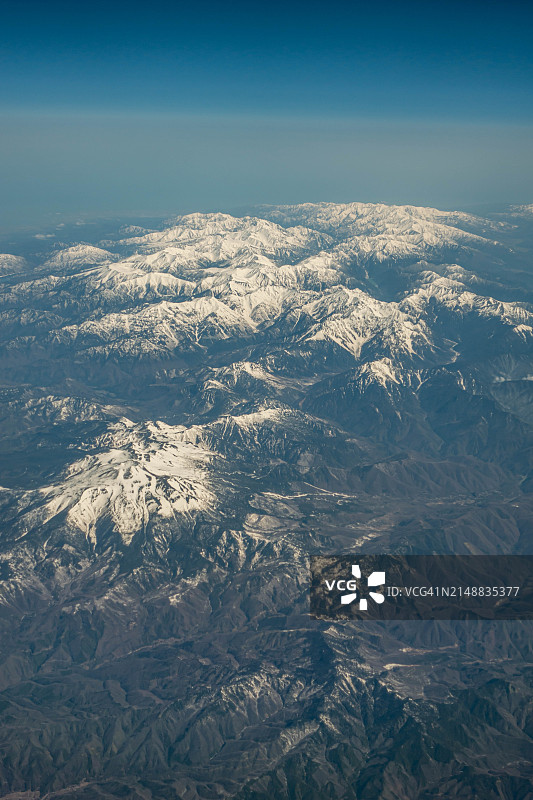 飞机航拍日本长野县的飞驒山脉图片素材