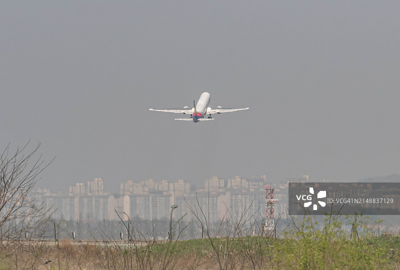 飞机飞越韩国首尔市图片素材