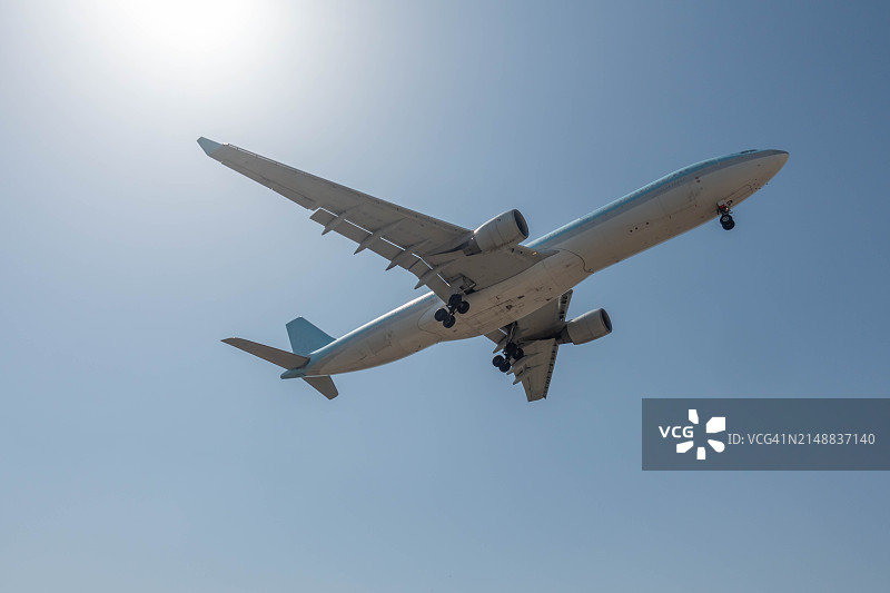 飞机飞越韩国首尔市图片素材