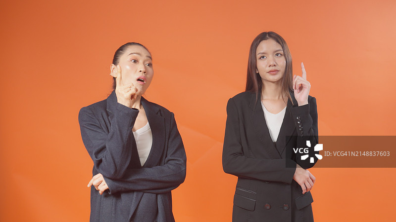 橙色背景上的创意想法图片素材