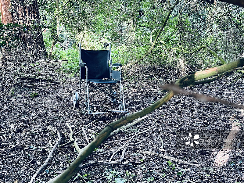 废弃的轮椅图片素材