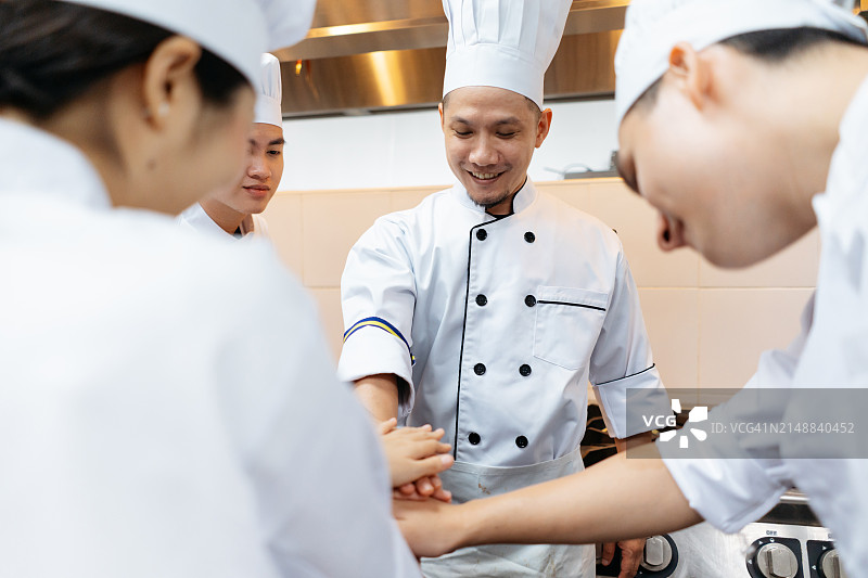 一群厨师手牵着手图片素材