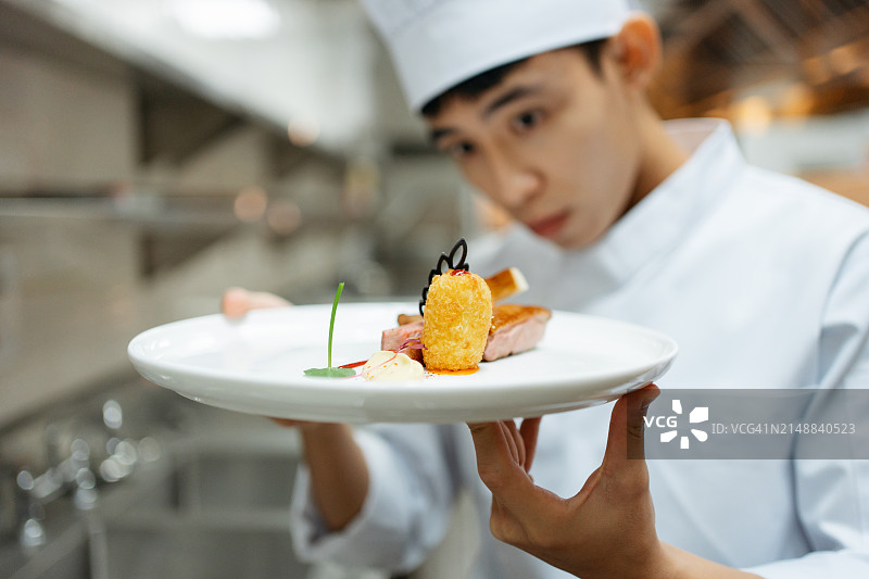 上菜前的最后检查图片素材