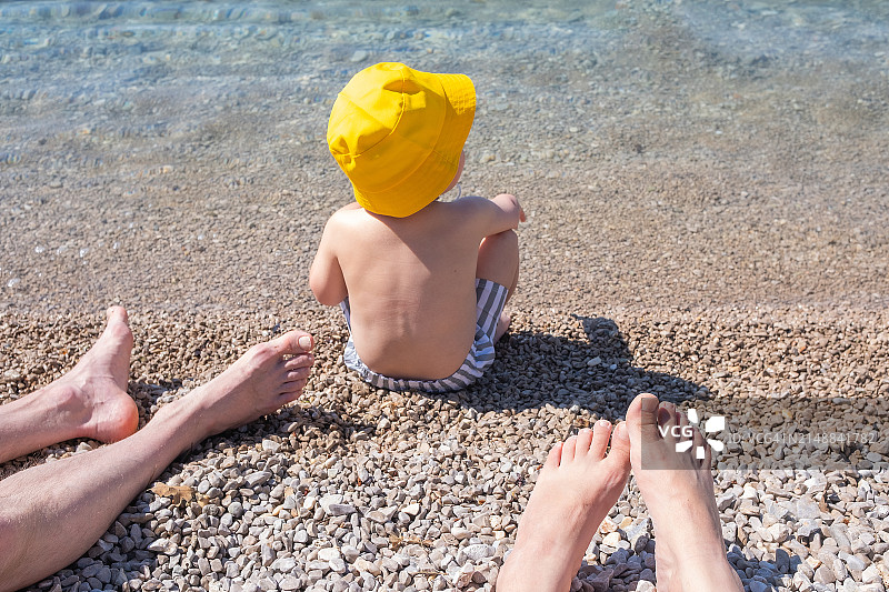 在海边度假的一家人图片素材