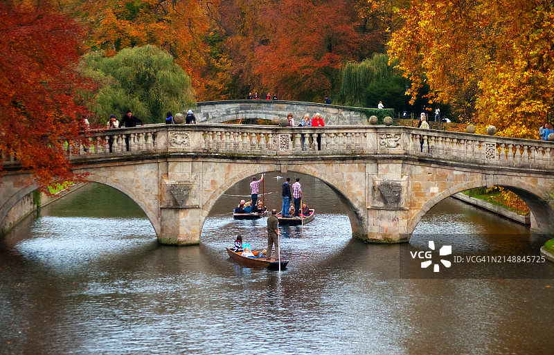 在剑河上撑篙图片素材