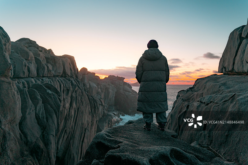 在纸崖欣赏日落，在纸崖的地平线上沉思的女人图片素材