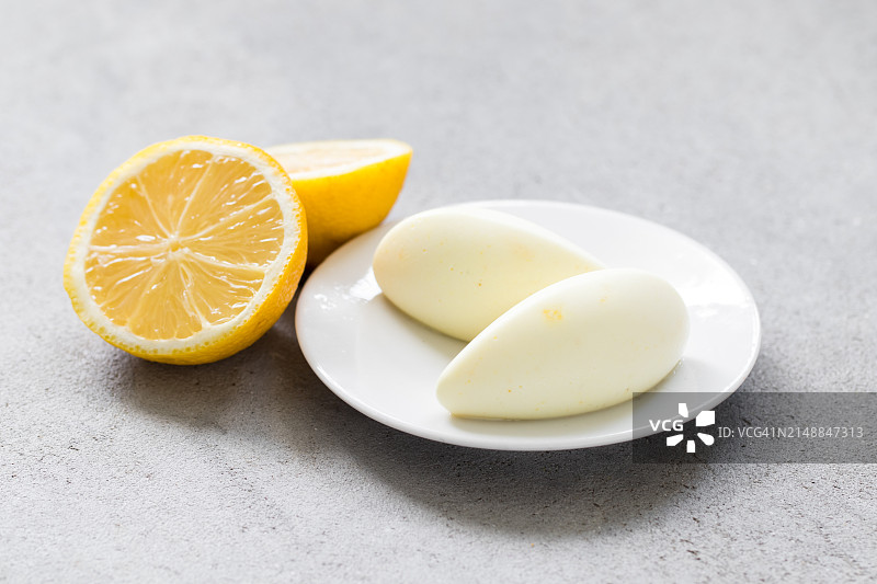 柠檬奶油甜点，昆内尔，浅灰色背景特写图片素材