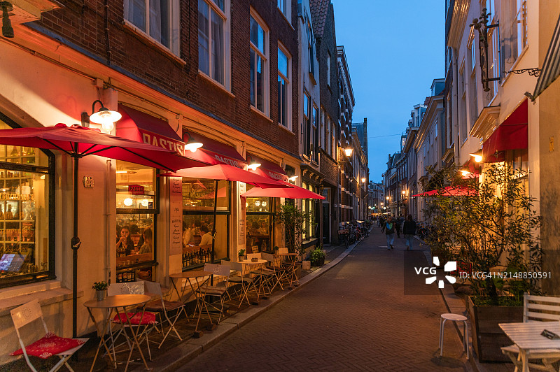 荷兰海牙：餐厅和酒吧林立的街道图片素材