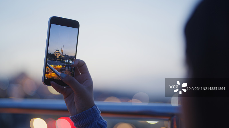 多种族女性独自在土耳其伊斯坦布尔夜间拍摄照片和视频图片素材