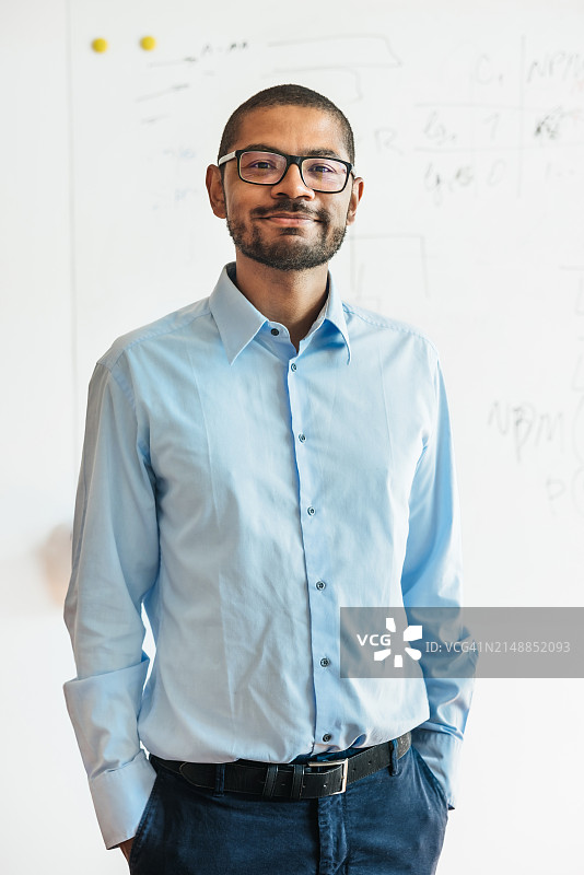 现代办公室中自信的专业人士肖像图片素材