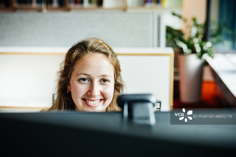 笑容满面的办公室职员图片素材