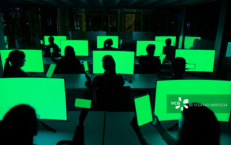 人，组和监控与电脑绿屏与模拟空间跟踪，云编程或一起。同事，技术和数据中心的闭路电视，控制室或网络安全图片素材