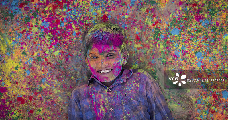 印度色彩：印度儿童在沙漠村庄玩洒红节图片素材