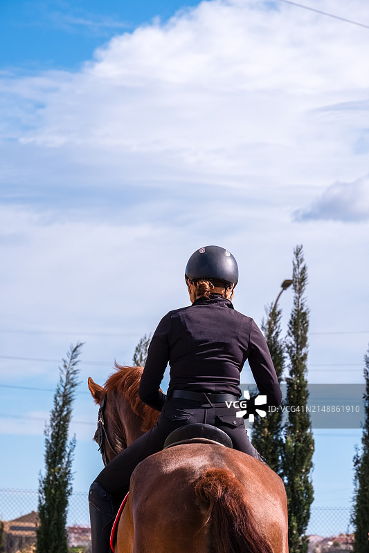 练习骑马的年轻骑手（后视图）图片素材