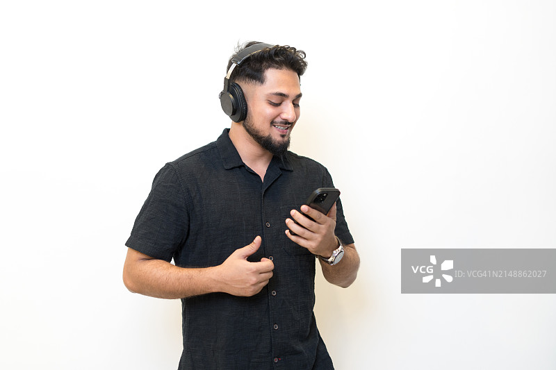 年轻男人使用手机图片素材