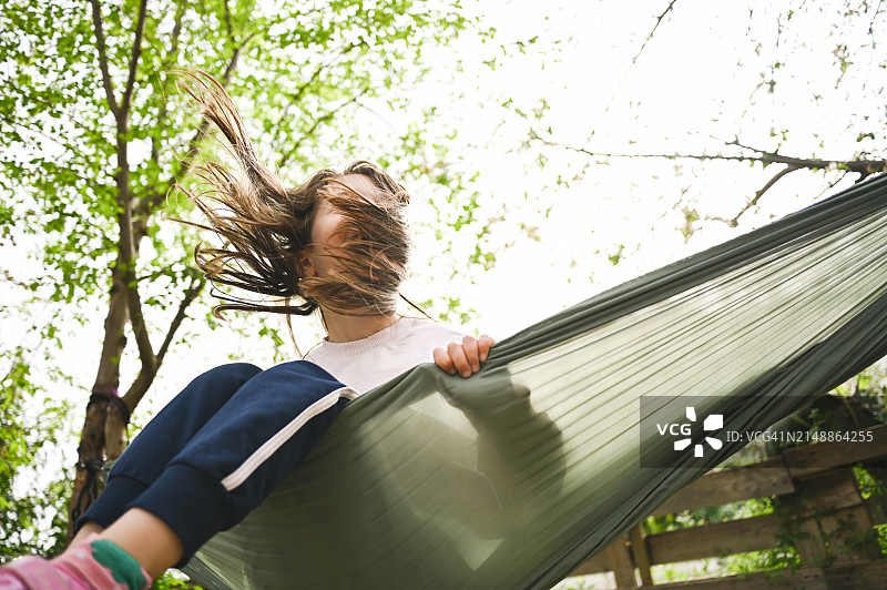 童年：荡秋千的小女孩图片素材