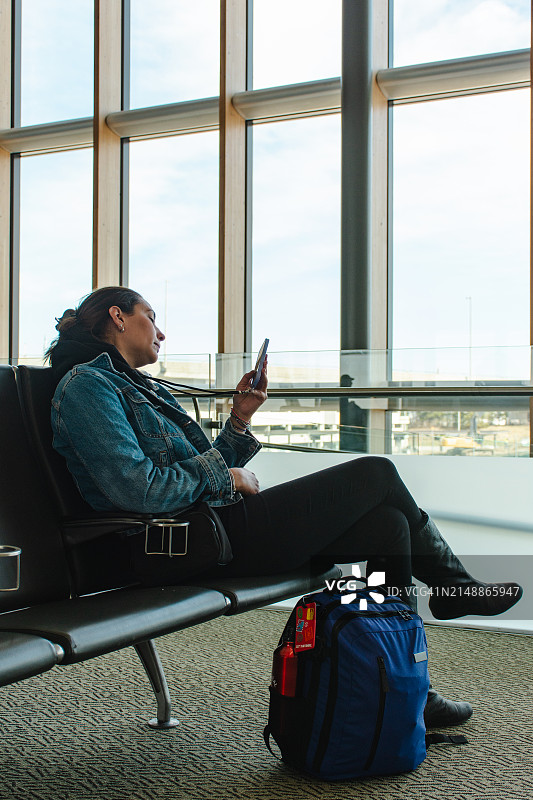 在机场等候航班的女人图片素材