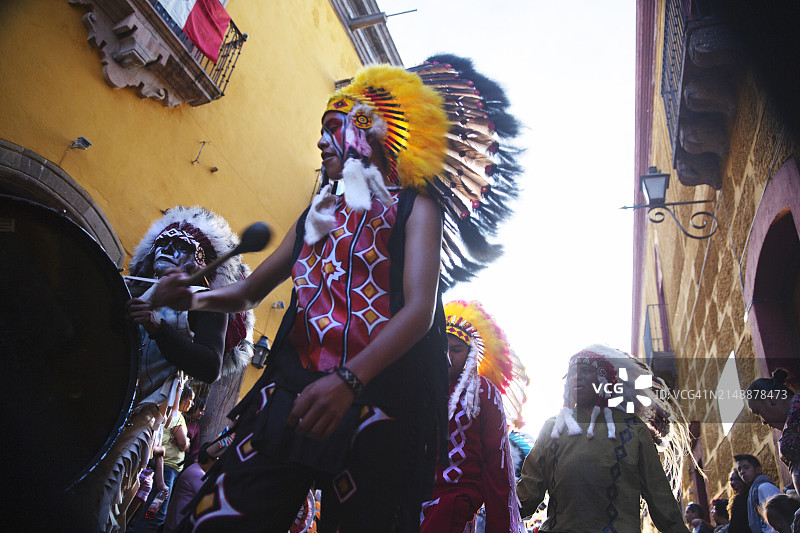 色彩缤纷的墨西哥年度游行图片素材