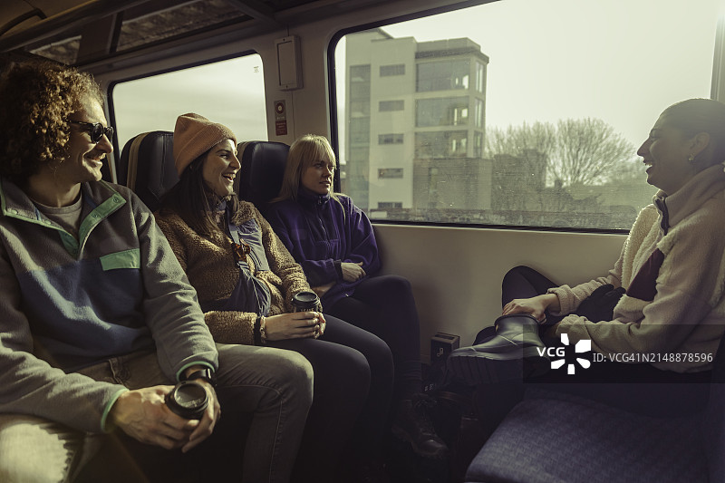 旅行和团聚：年轻的朋友们一起通勤欢笑图片素材