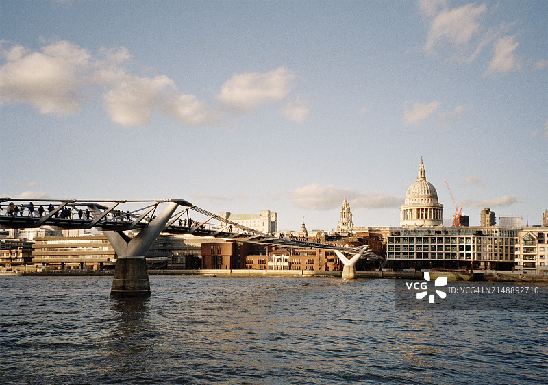 伦敦圣保罗大教堂和千禧桥图片素材