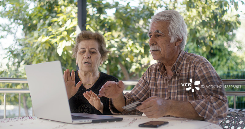 老年夫妇用笔记本电脑网购时遭遇诈骗图片素材