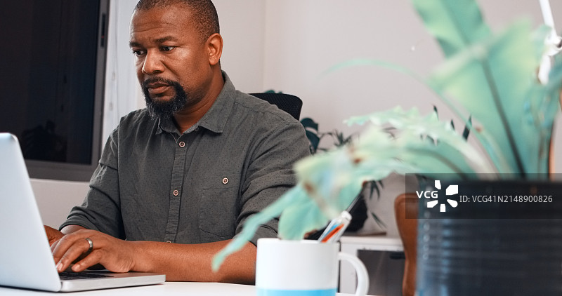 商务：黑人男子使用笔记本电脑思考，压力和在线阅读与404错误和股市崩盘。系统关闭，人员和会计师使用电脑以及税务审计和经济解决方案图片素材