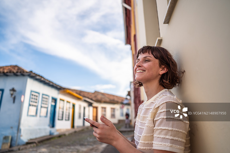 使用智能手机的人们图片素材