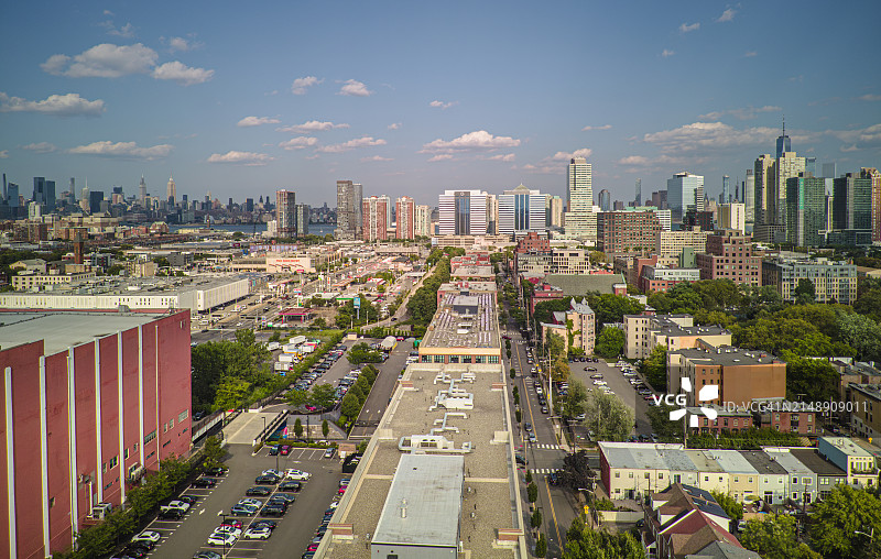 新泽西州泽西市的住宅区和停满的停车场，可通往哈德逊河滨水区的道路，可欣赏曼哈顿市中心的天际线图片素材