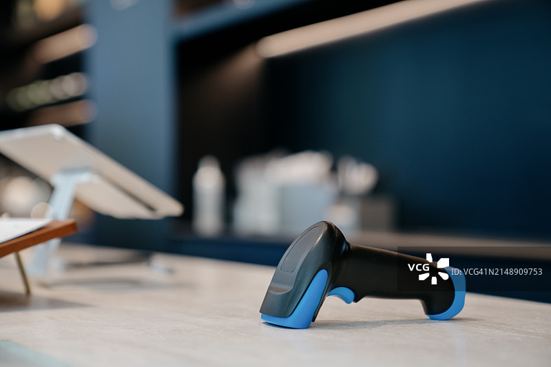 咖啡店内的扫码支付设备图片素材