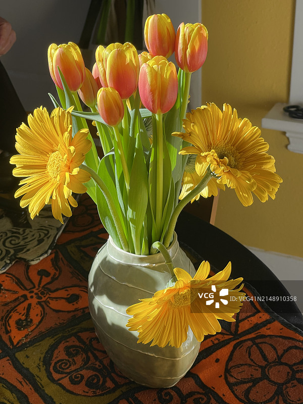 俄勒冈州的大雏菊和郁金香花束图片素材