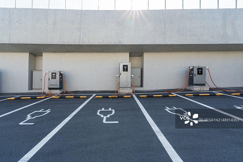 带有停车场的电动汽车充电站图片素材