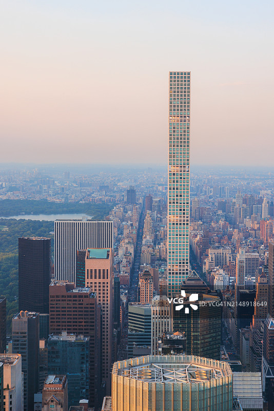 纽约市中央公园南端亿万富翁摩天大楼群的日落航拍景色图片素材