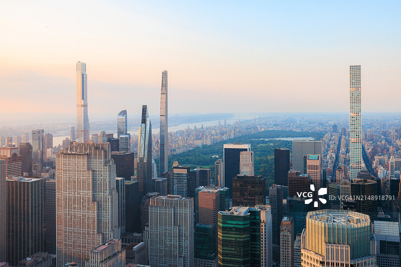 纽约市中央公园南端亿万富翁摩天大楼群的日落航拍景色图片素材