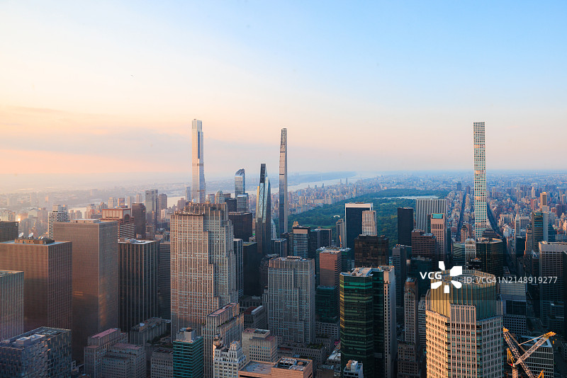 纽约市中央公园南端亿万富翁摩天大楼群的日落航拍景色图片素材