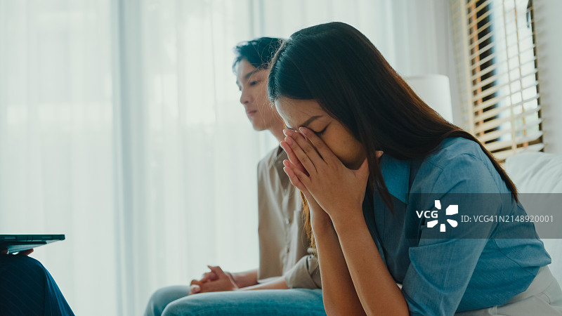 亚洲女性咨询心理健康和情感问题后哭泣图片素材