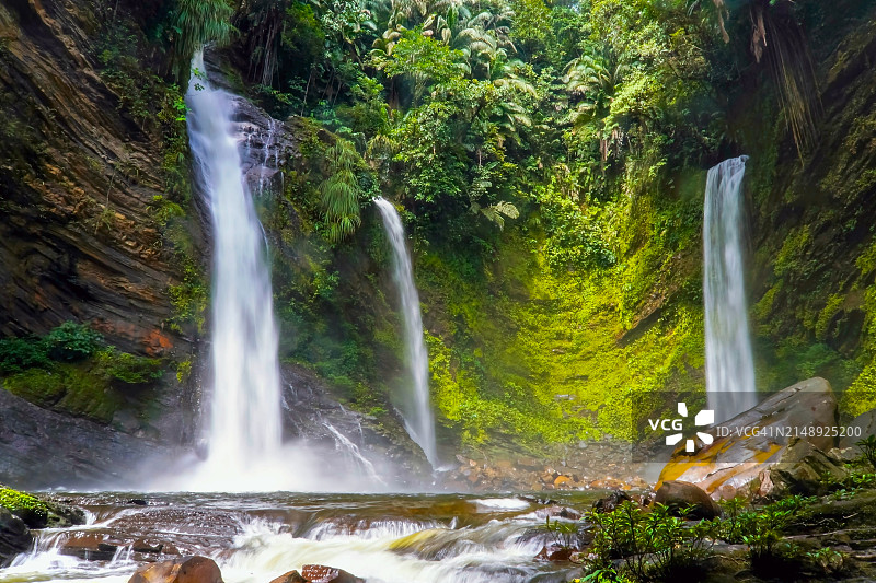 马来西亚沙捞越弄山三姐妹瀑布的午间景色图片素材