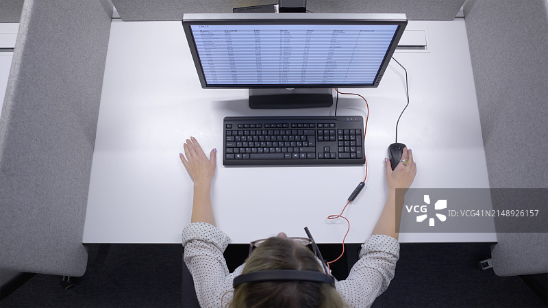 在办公室工作的女商人图片素材